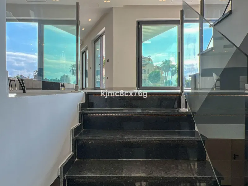 House - Detached Villa в продаже в Mijas, Málaga. В доме 5 спален и 7 ванных комнат. Площадь дома 615 м². Площадь участка 1114 м²