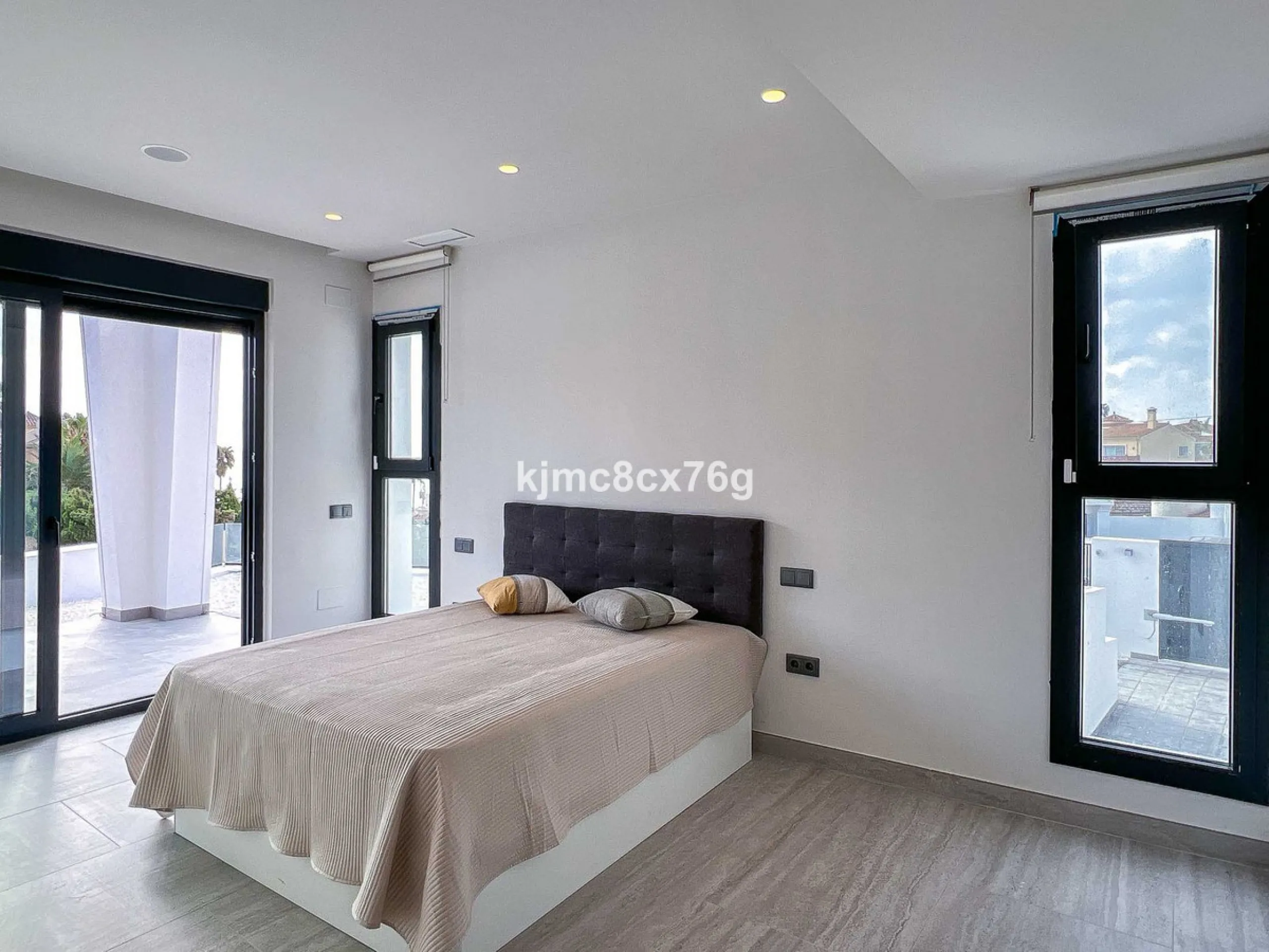 House - Detached Villa в продаже в Mijas, Málaga. В доме 5 спален и 7 ванных комнат. Площадь дома 615 м². Площадь участка 1114 м²