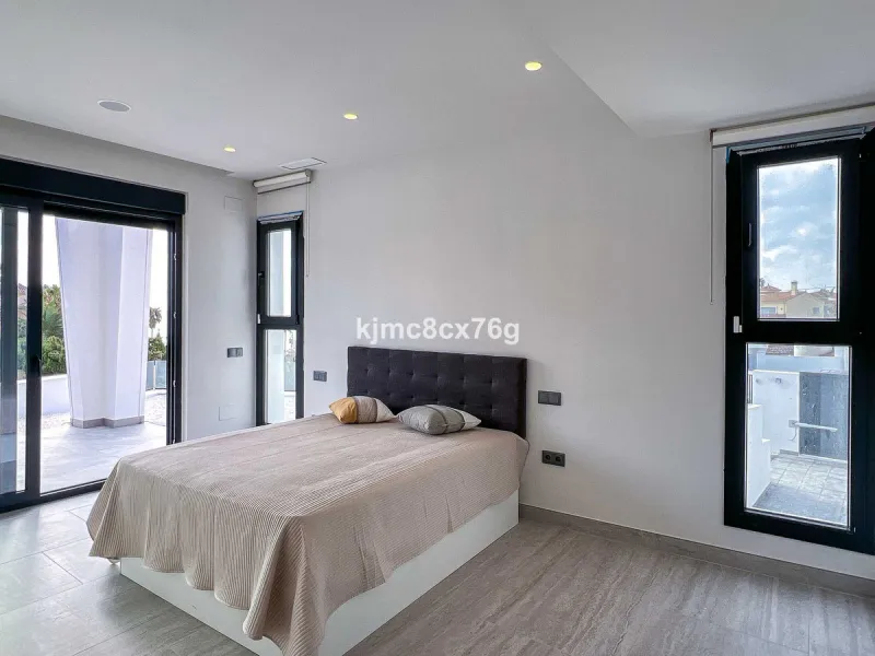House - Detached Villa в продаже в Mijas, Málaga. В доме 5 спален и 7 ванных комнат. Площадь дома 615 м². Площадь участка 1114 м²