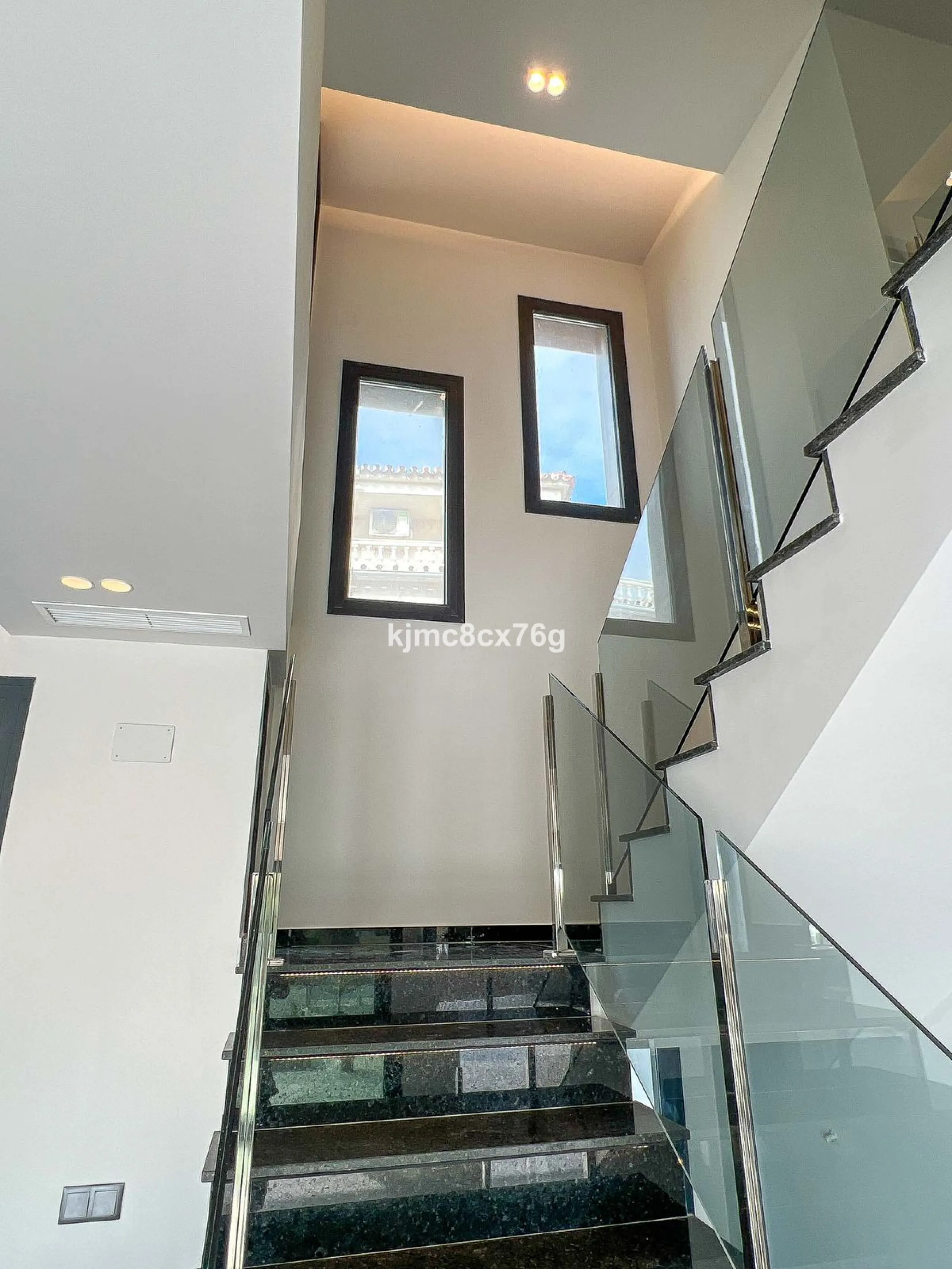 House - Detached Villa в продаже в Mijas, Málaga. В доме 5 спален и 7 ванных комнат. Площадь дома 615 м². Площадь участка 1114 м²