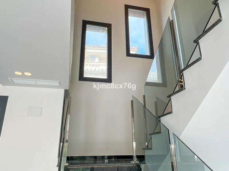 House - Detached Villa в продаже в Mijas, Málaga. В доме 5 спален и 7 ванных комнат. Площадь дома 615 м². Площадь участка 1114 м²