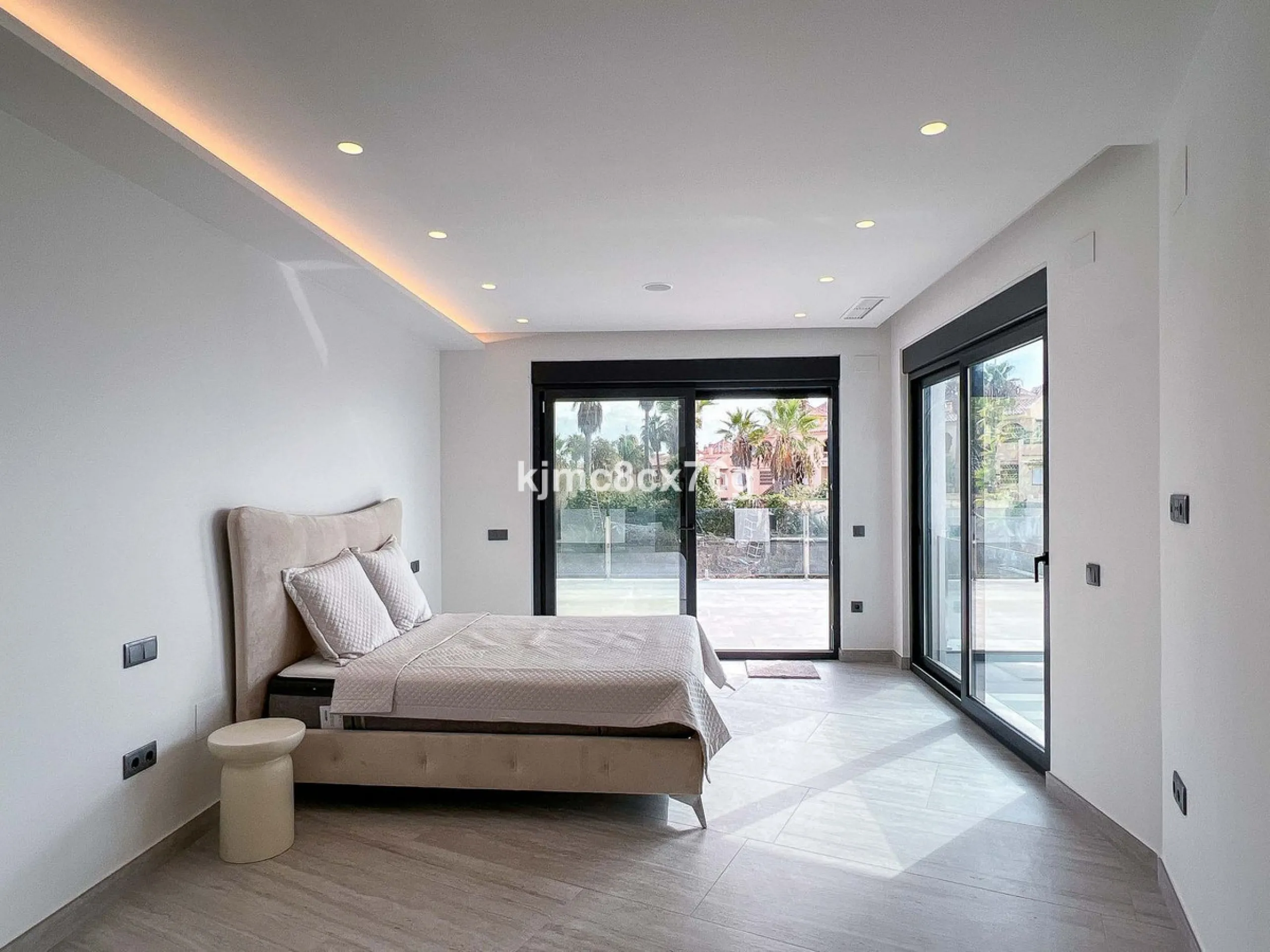 House - Detached Villa в продаже в Mijas, Málaga. В доме 5 спален и 7 ванных комнат. Площадь дома 615 м². Площадь участка 1114 м²