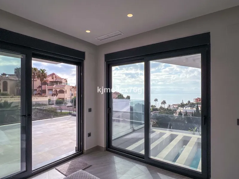 House - Detached Villa в продаже в Mijas, Málaga. В доме 5 спален и 7 ванных комнат. Площадь дома 615 м². Площадь участка 1114 м²