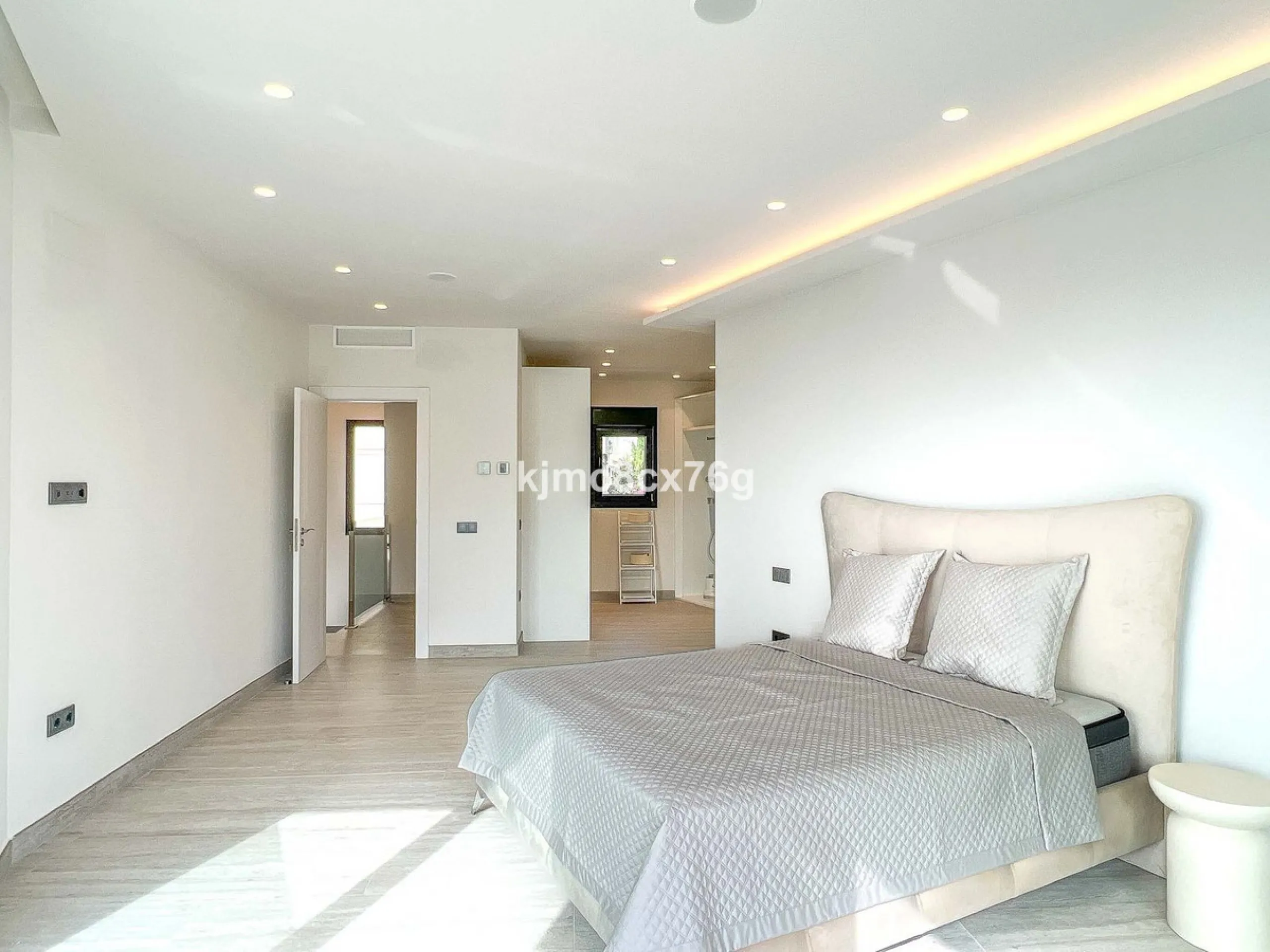 House - Detached Villa в продаже в Mijas, Málaga. В доме 5 спален и 7 ванных комнат. Площадь дома 615 м². Площадь участка 1114 м²