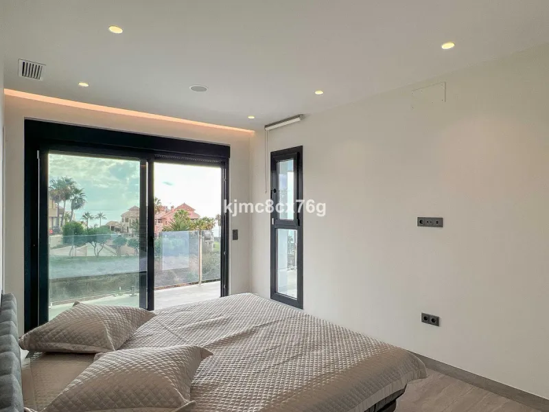 House - Detached Villa в продаже в Mijas, Málaga. В доме 5 спален и 7 ванных комнат. Площадь дома 615 м². Площадь участка 1114 м²