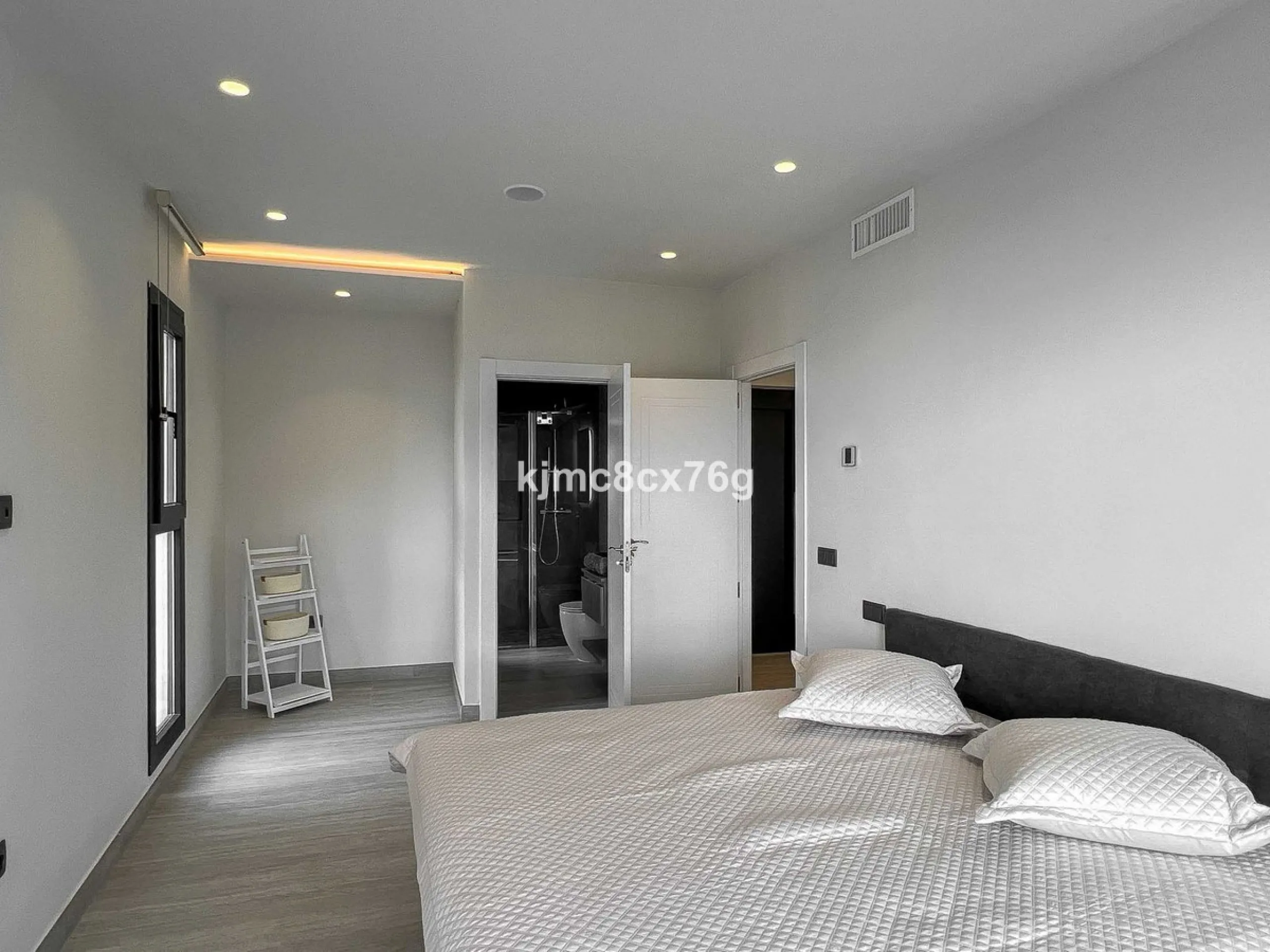 House - Detached Villa в продаже в Mijas, Málaga. В доме 5 спален и 7 ванных комнат. Площадь дома 615 м². Площадь участка 1114 м²