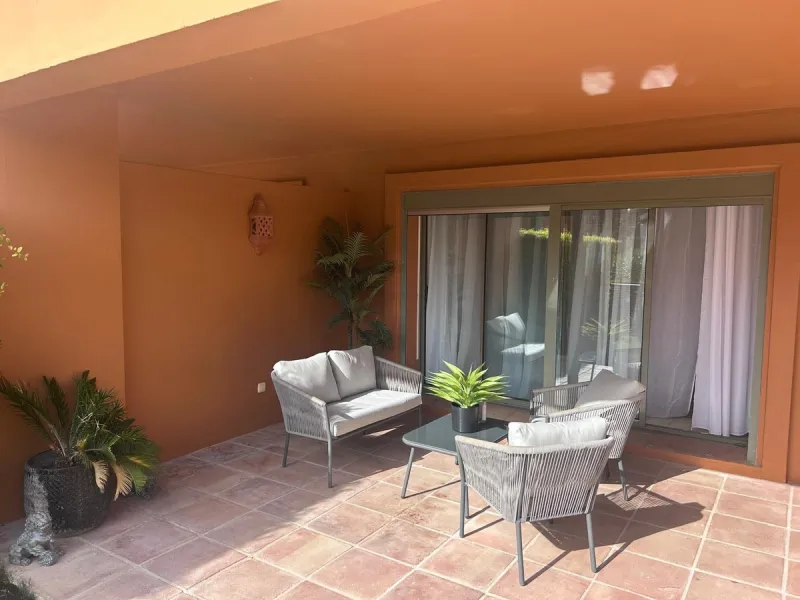 Elegant ground-floor apartment with a large terrace and private garden in a prestigious gated community Benatalya.