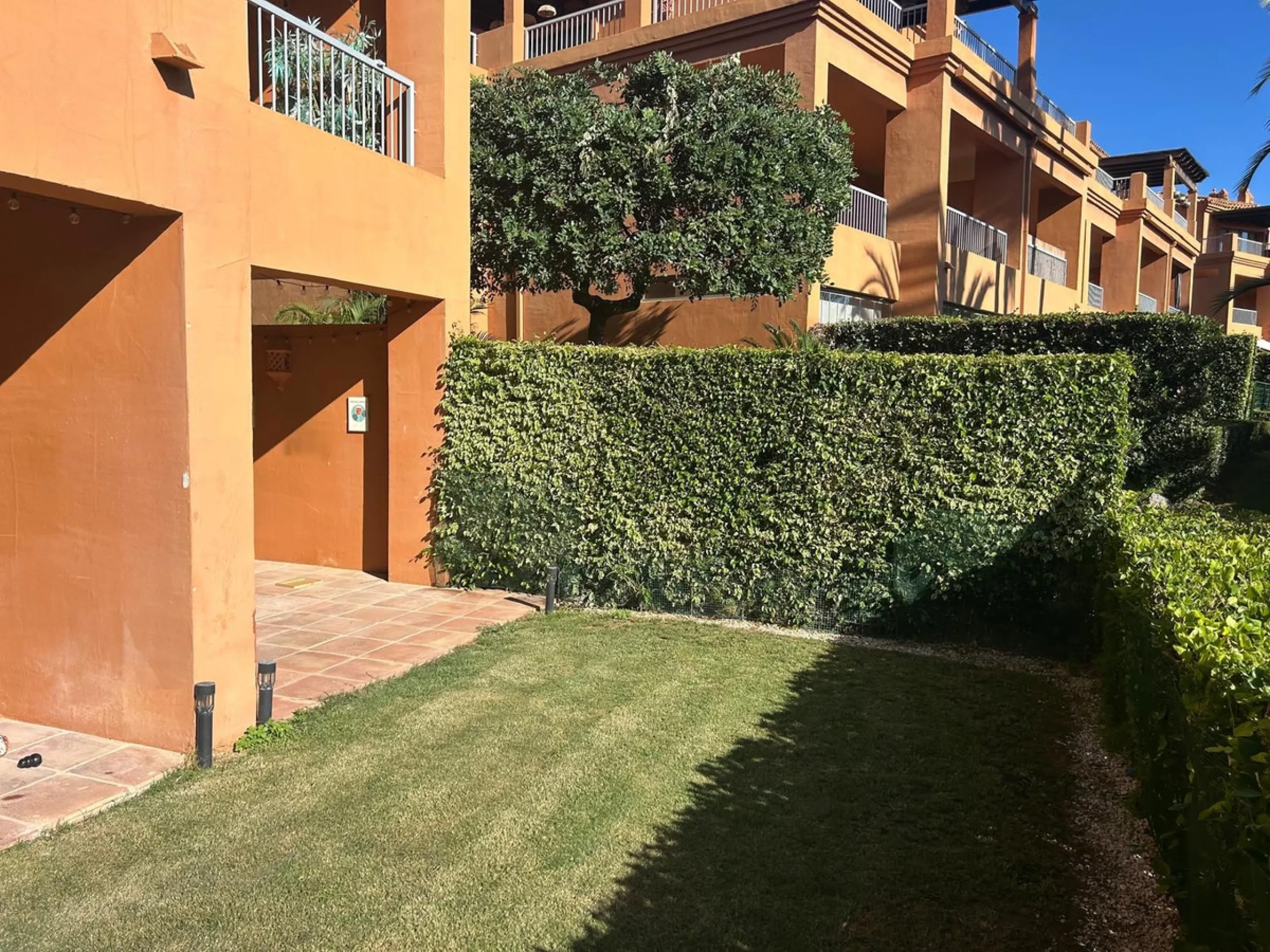 Elegant ground-floor apartment with a large terrace and private garden in a prestigious gated community Benatalya.