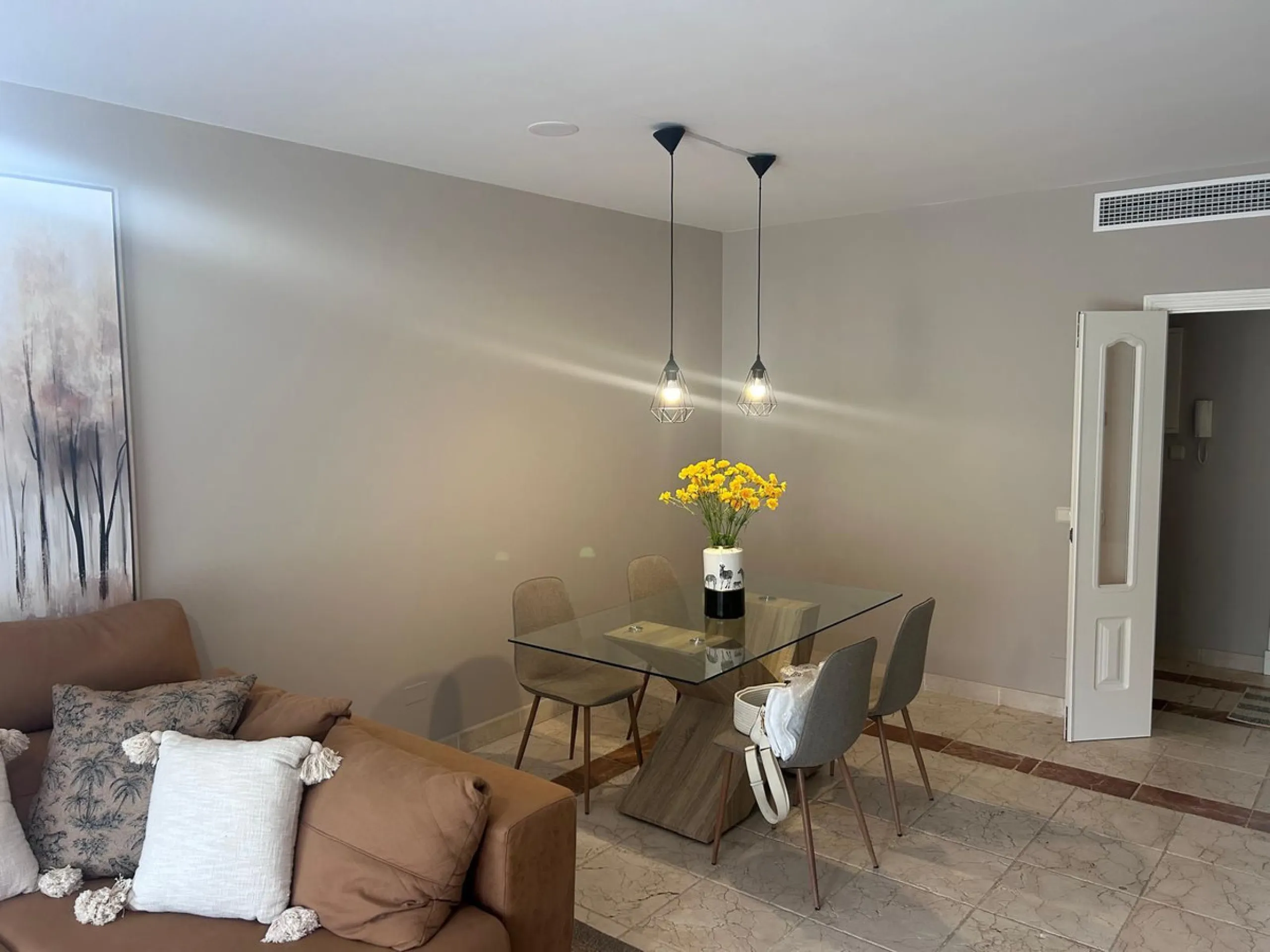 Elegant ground-floor apartment with a large terrace and private garden in a prestigious gated community Benatalya.