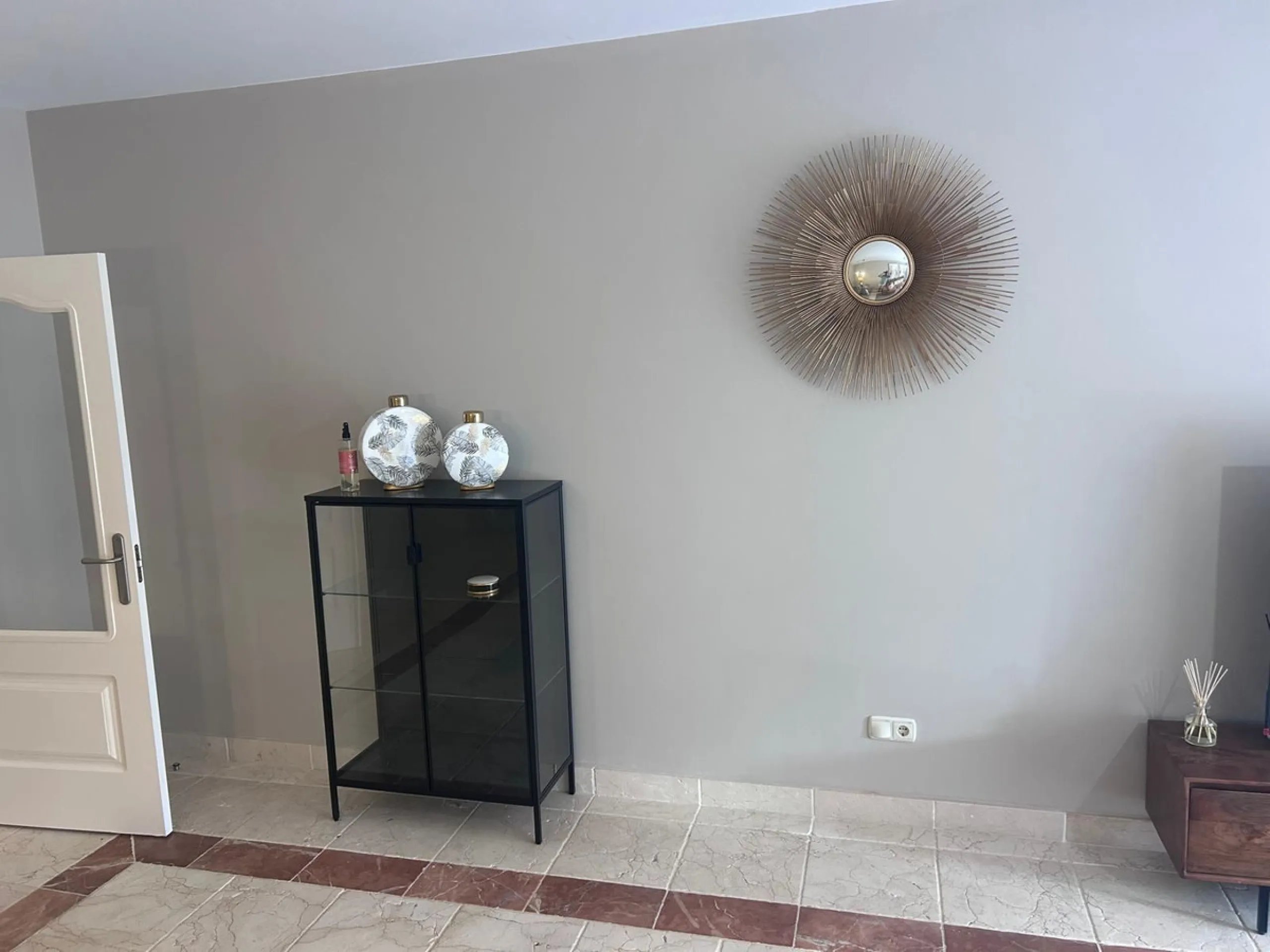 Elegant ground-floor apartment with a large terrace and private garden in a prestigious gated community Benatalya.