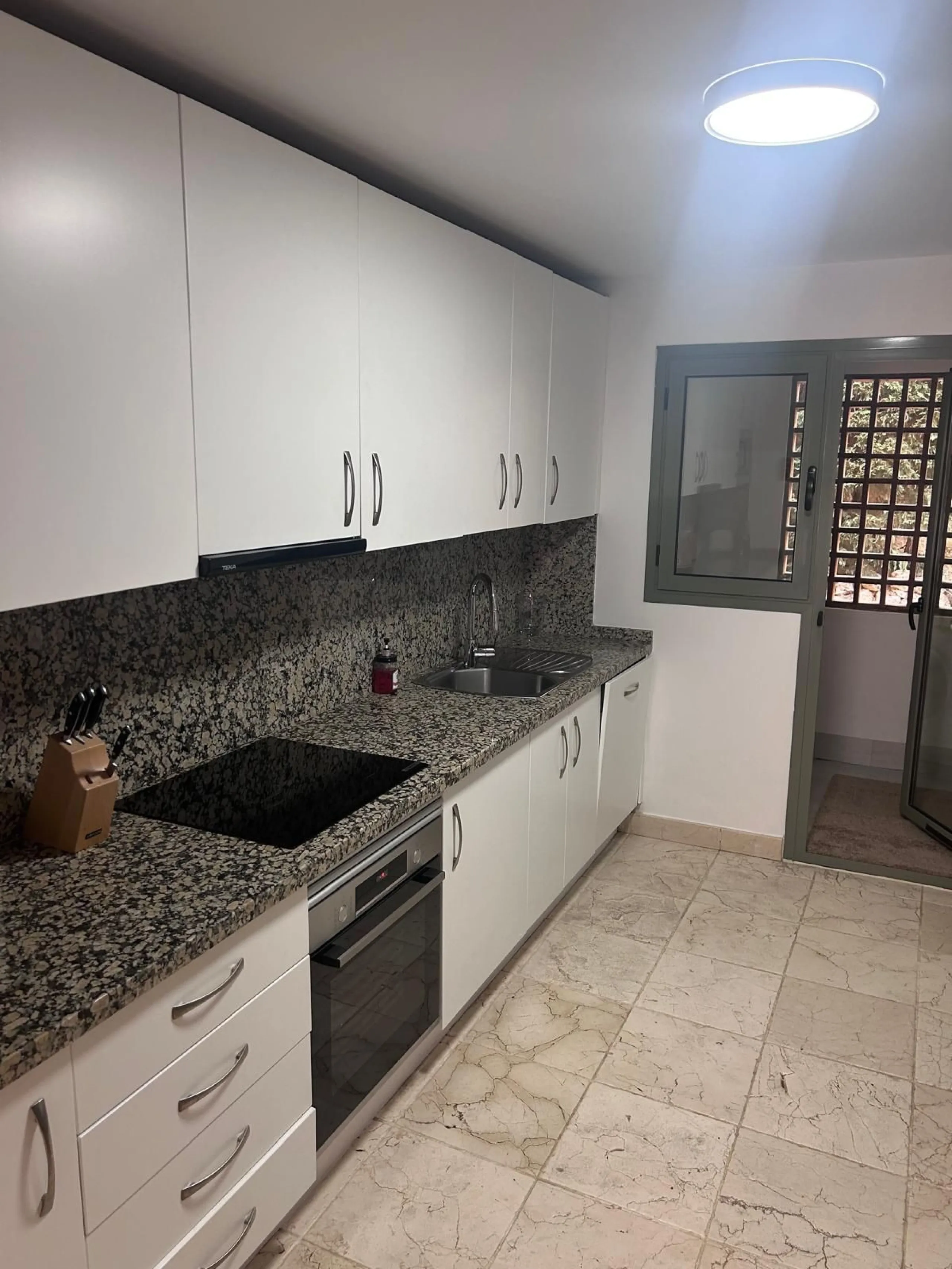 Elegant ground-floor apartment with a large terrace and private garden in a prestigious gated community Benatalya.