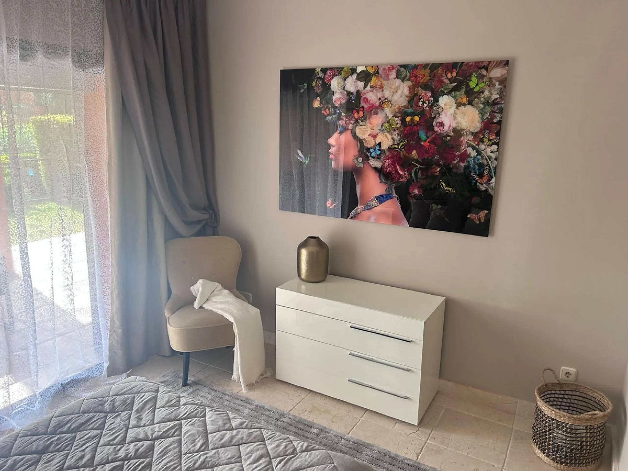 Elegant ground-floor apartment with a large terrace and private garden in a prestigious gated community Benatalya.