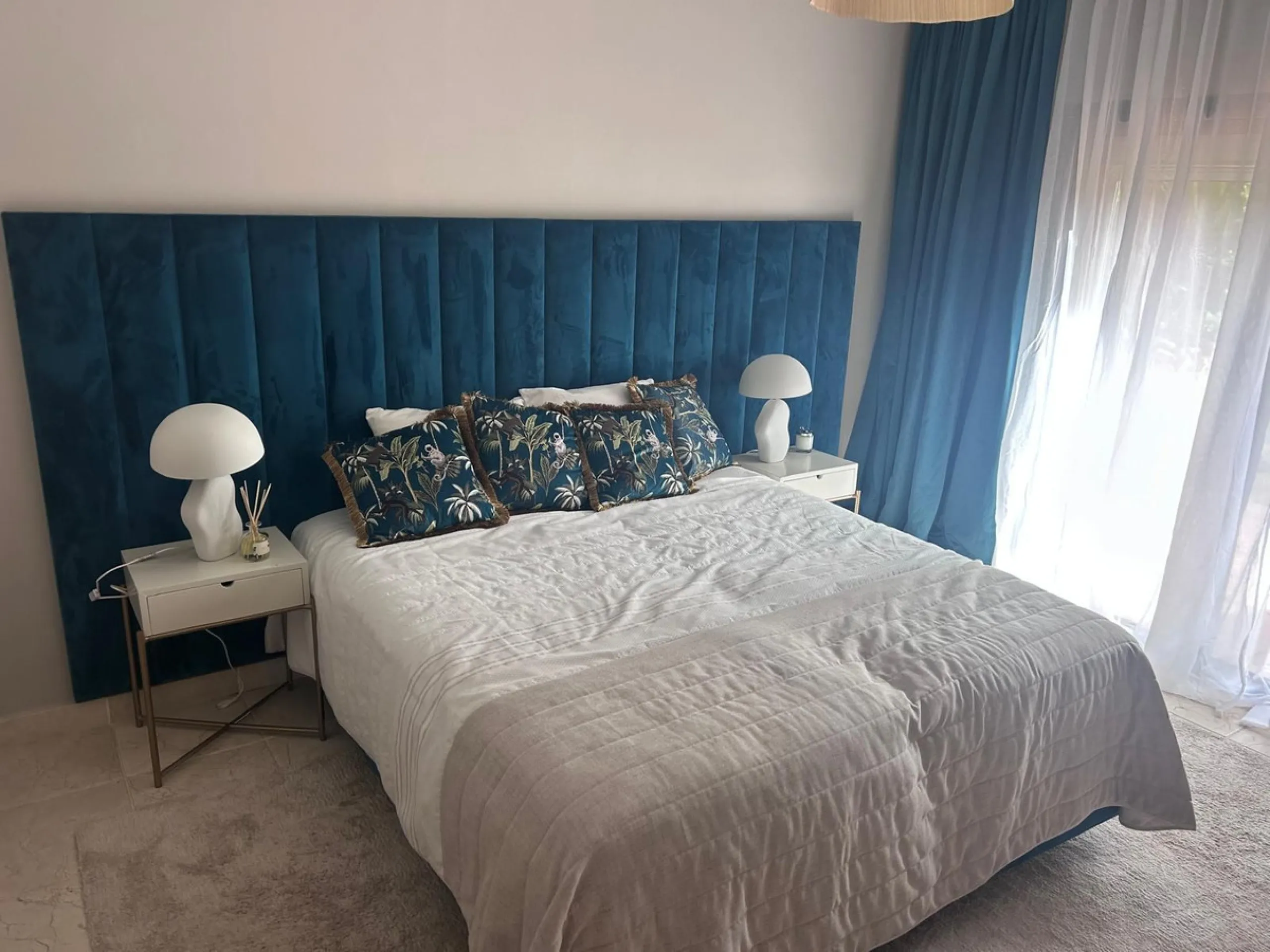 Elegant ground-floor apartment with a large terrace and private garden in a prestigious gated community Benatalya.