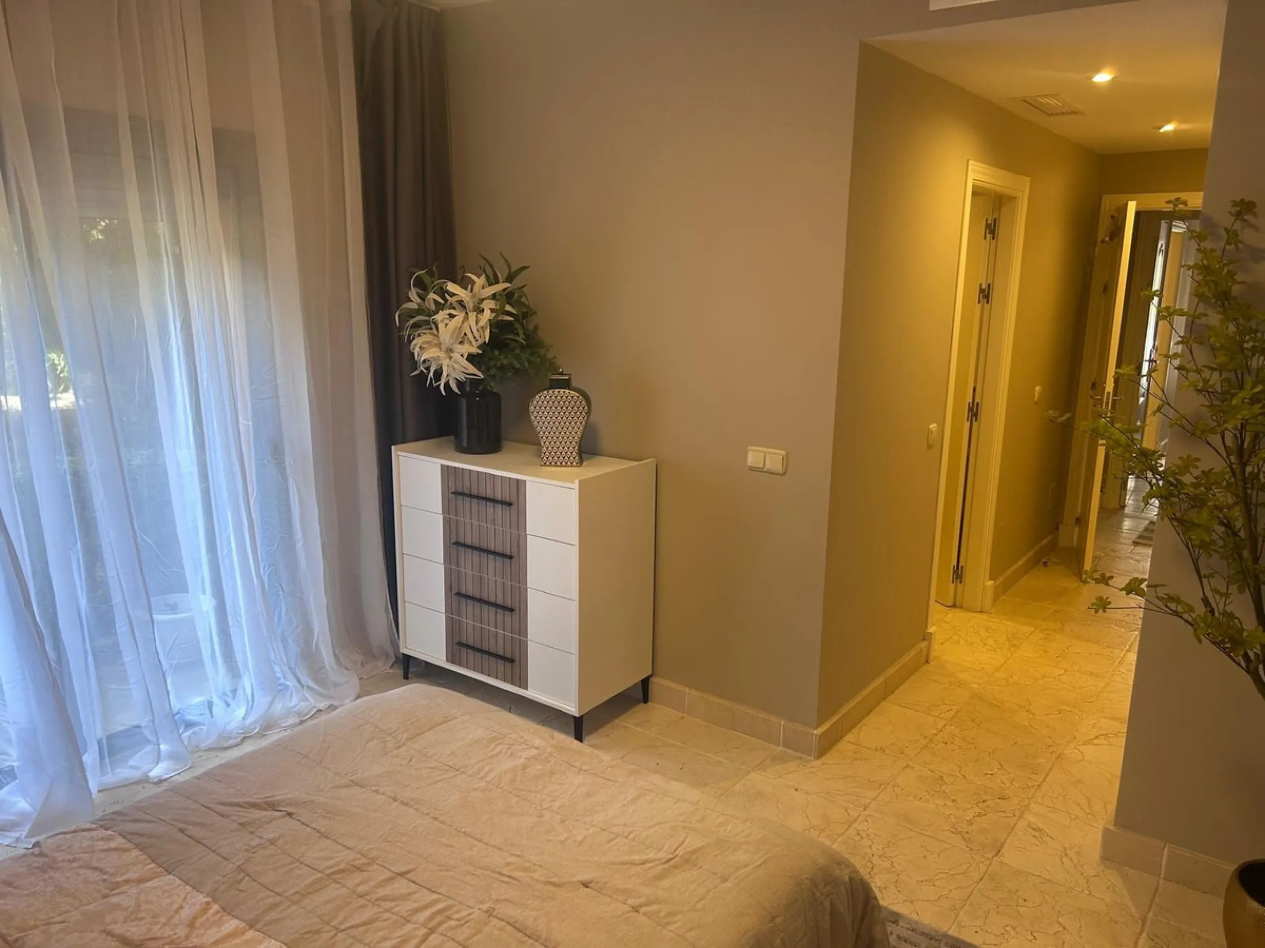 Elegant ground-floor apartment with a large terrace and private garden in a prestigious gated community Benatalya.