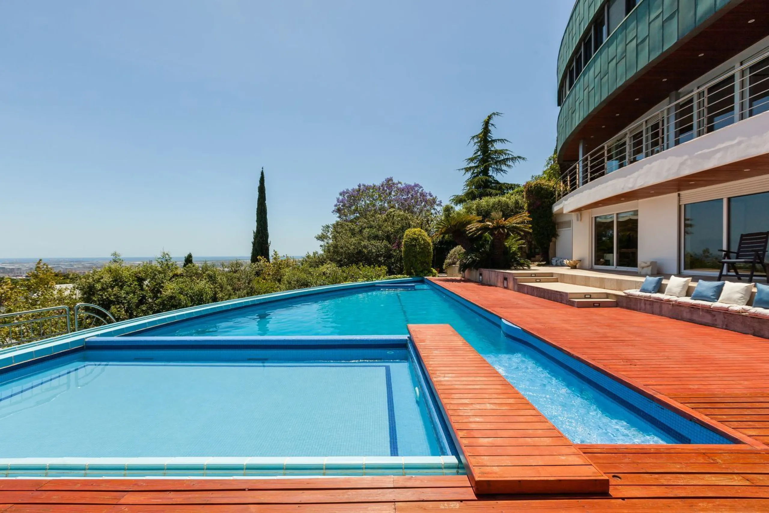 Villa de autor con piscina interior y exterior en Esplugues de Llobregat, Barcelona