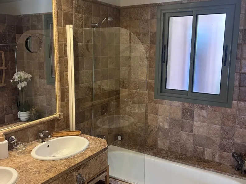Elegant ground-floor apartment with a large terrace and private garden in a prestigious gated community Benatalya.
