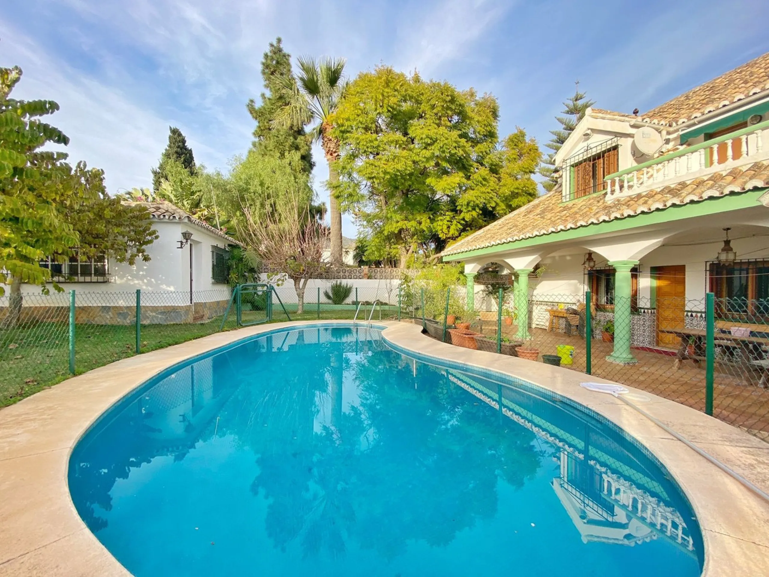 Spacious independent villa with a lot of character in exclusive residential area of Marbella.