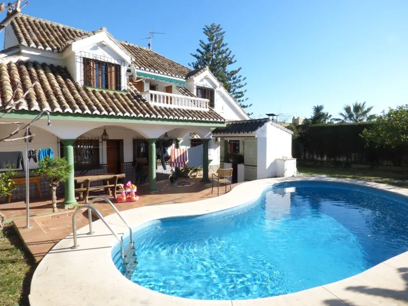 Spacious independent villa with a lot of character in exclusive residential area of Marbella.