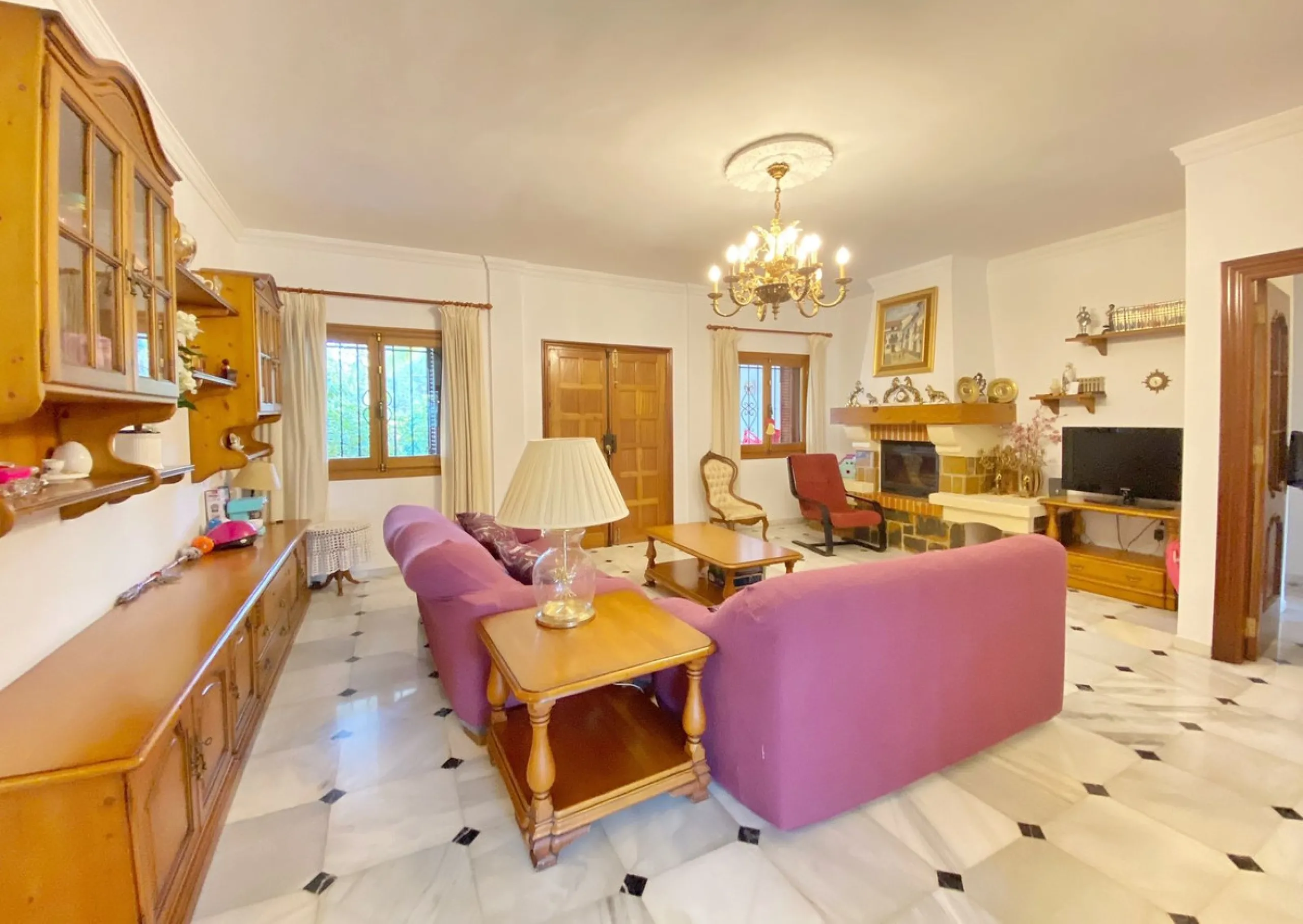 Spacious independent villa with a lot of character in exclusive residential area of Marbella.