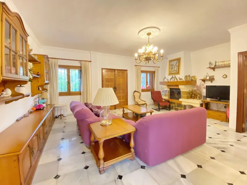 Spacious independent villa with a lot of character in exclusive residential area of Marbella.