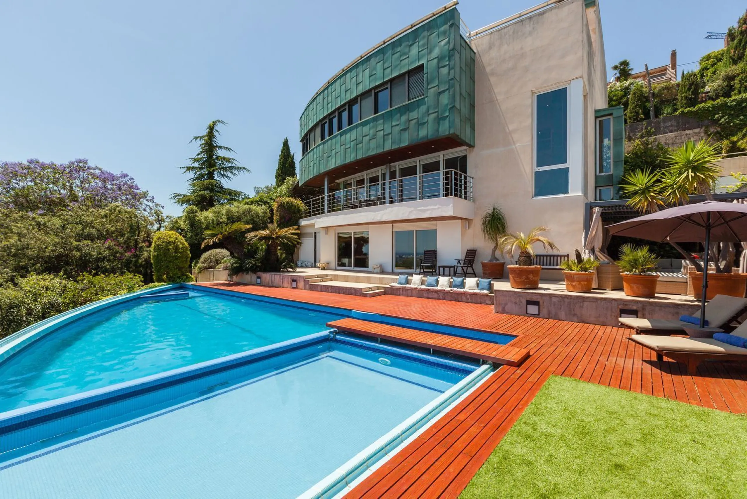 Villa de autor con piscina interior y exterior en Esplugues de Llobregat, Barcelona