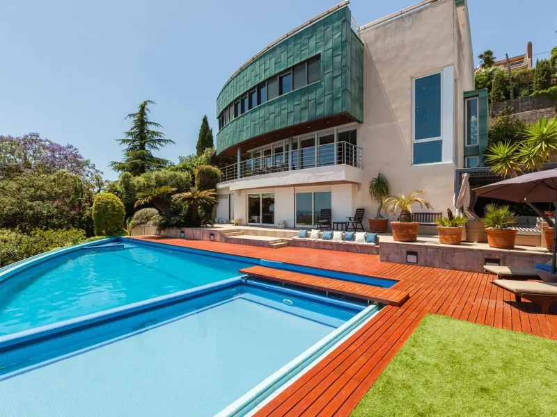 Villa de autor con piscina interior y exterior en Esplugues de Llobregat, Barcelona