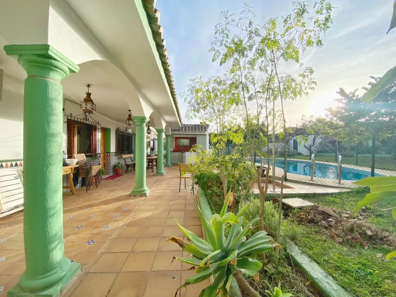 Spacious independent villa with a lot of character in exclusive residential area of Marbella.