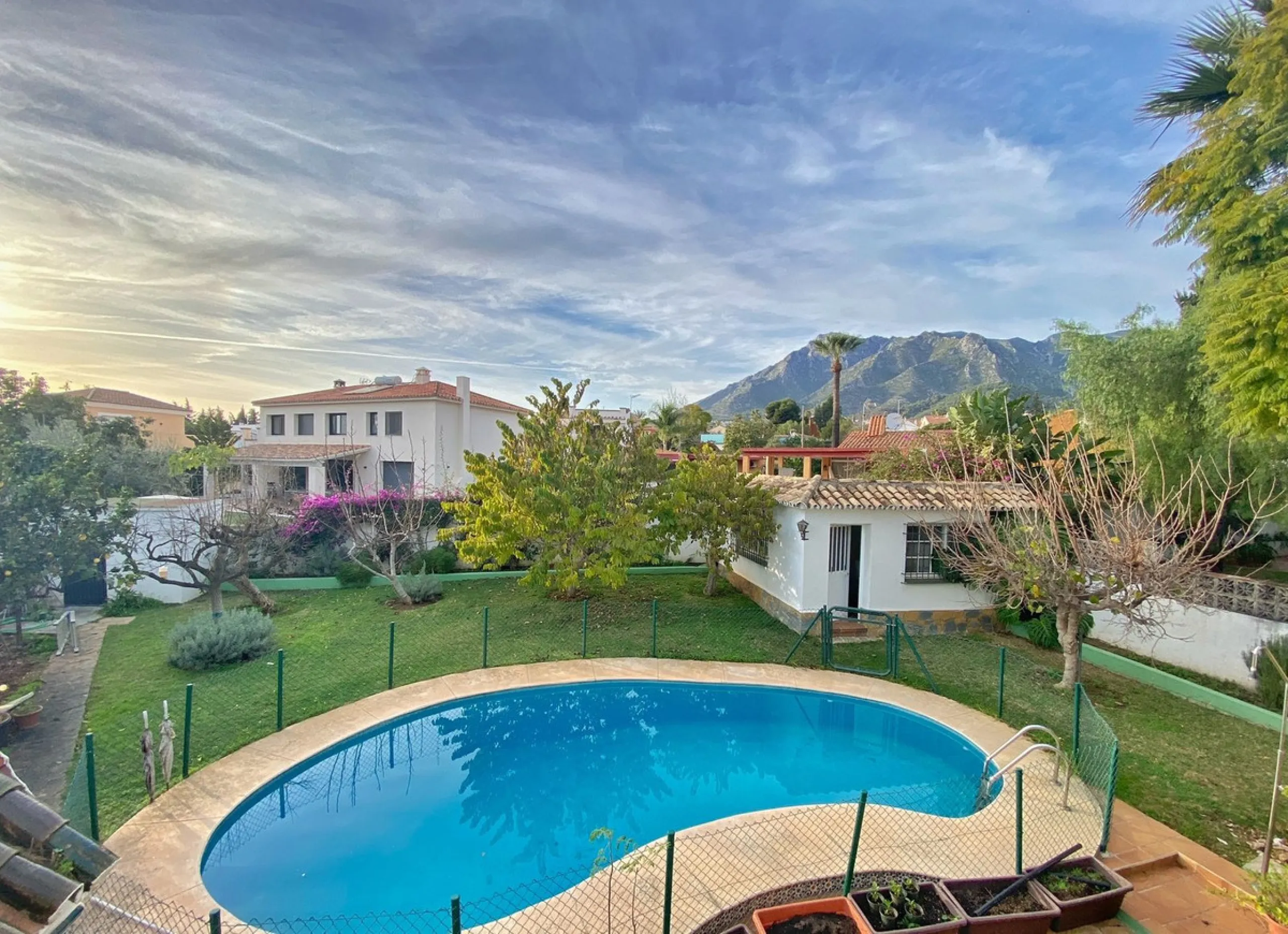 Spacious independent villa with a lot of character in exclusive residential area of Marbella.