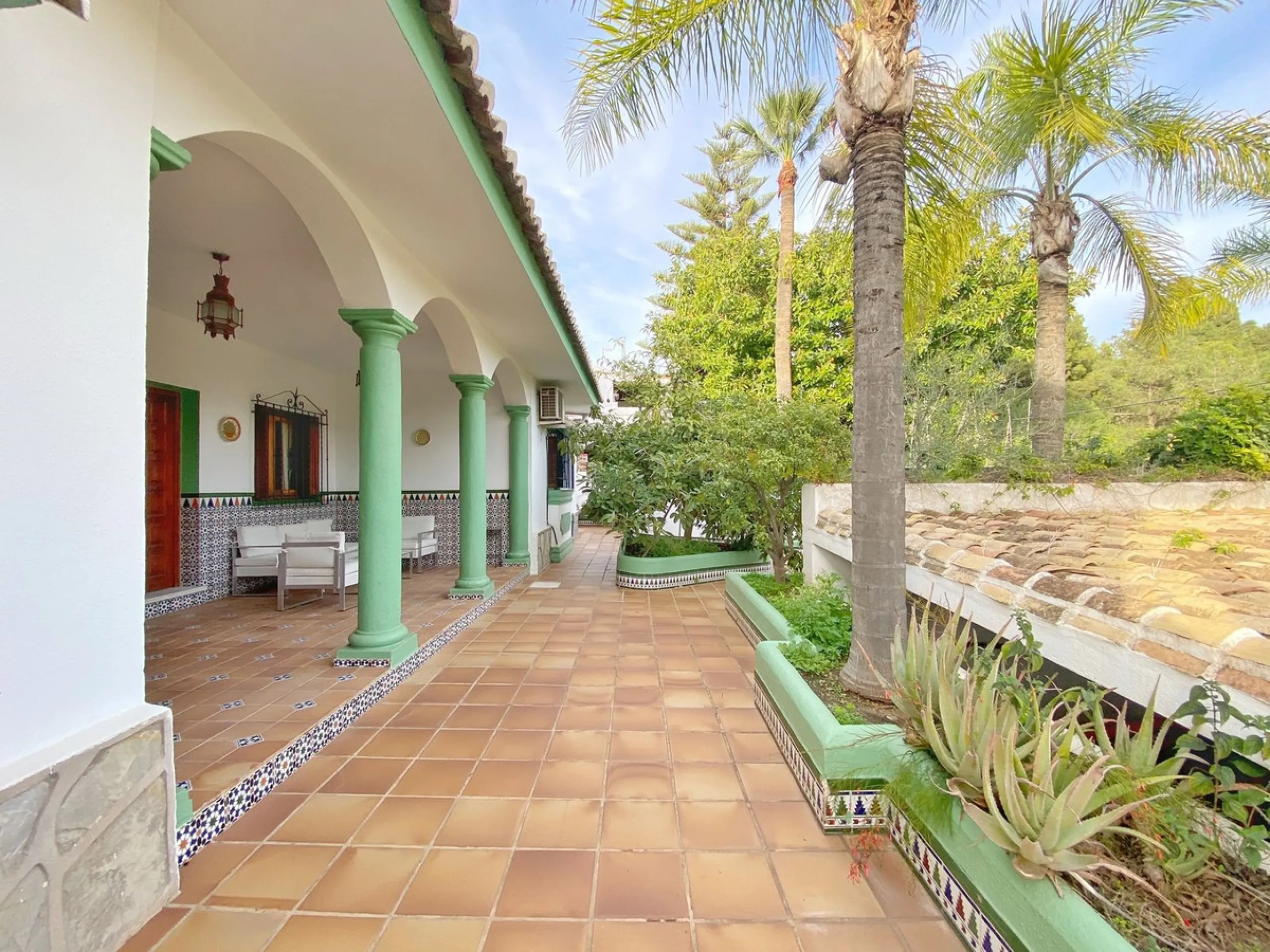 Spacious independent villa with a lot of character in exclusive residential area of Marbella.