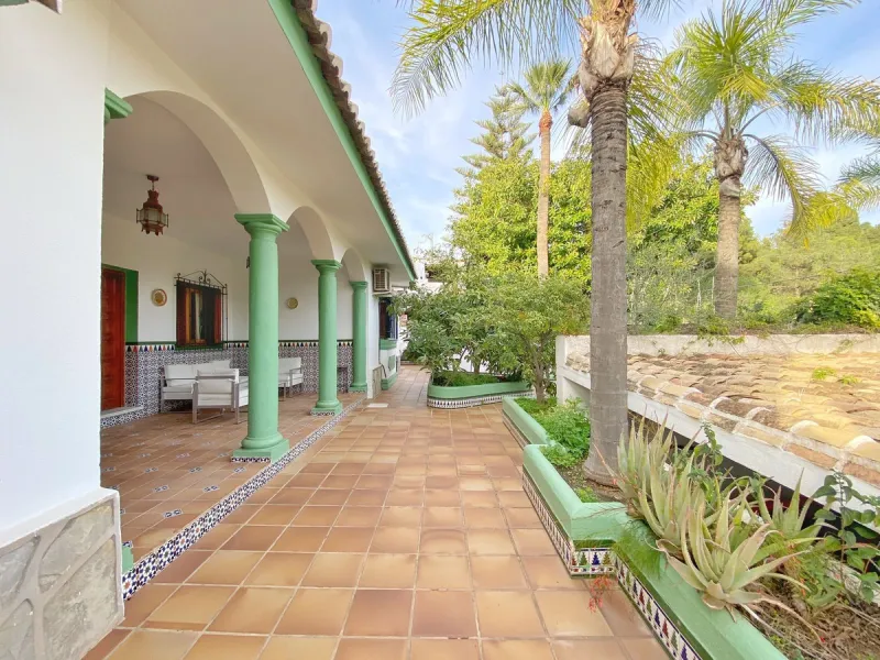 Spacious independent villa with a lot of character in exclusive residential area of Marbella.