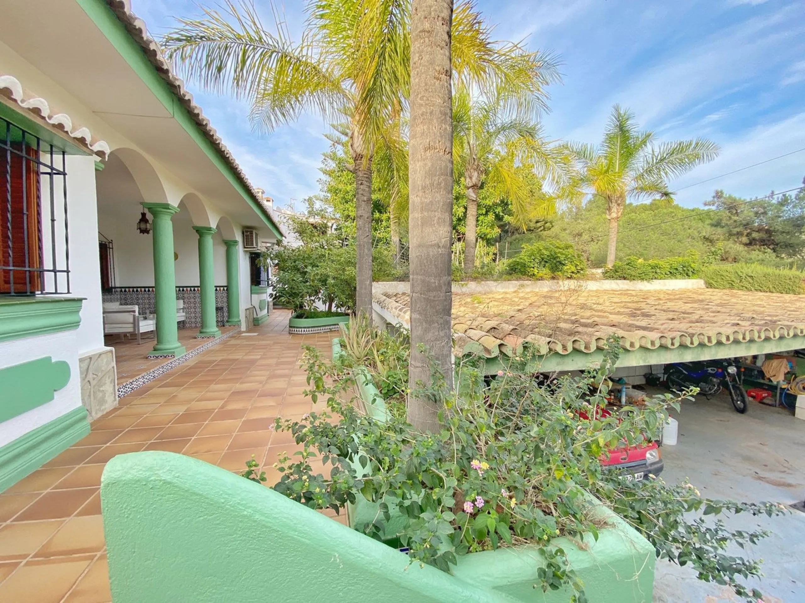 Spacious independent villa with a lot of character in exclusive residential area of Marbella.
