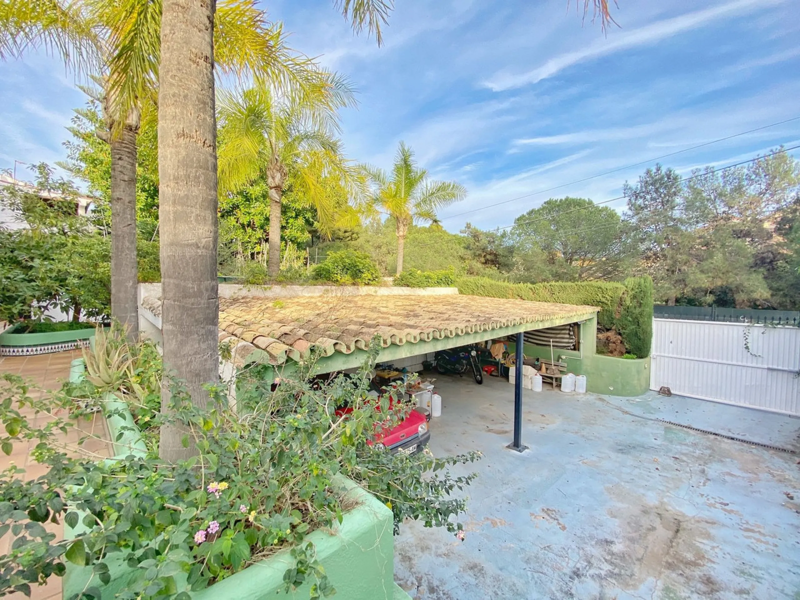 Spacious independent villa with a lot of character in exclusive residential area of Marbella.