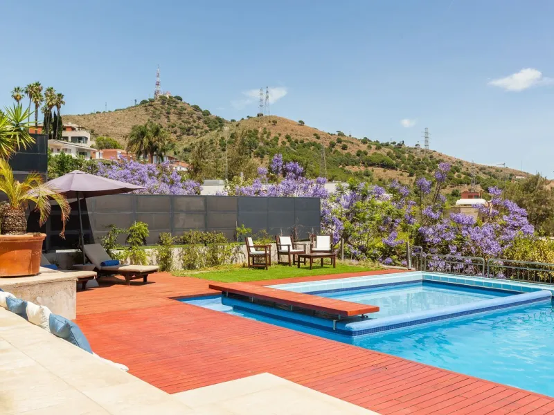 Villa de autor con piscina interior y exterior en Esplugues de Llobregat, Barcelona