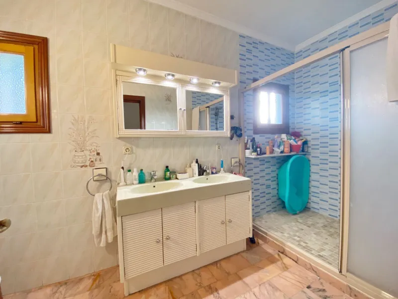 Spacious independent villa with a lot of character in exclusive residential area of Marbella.