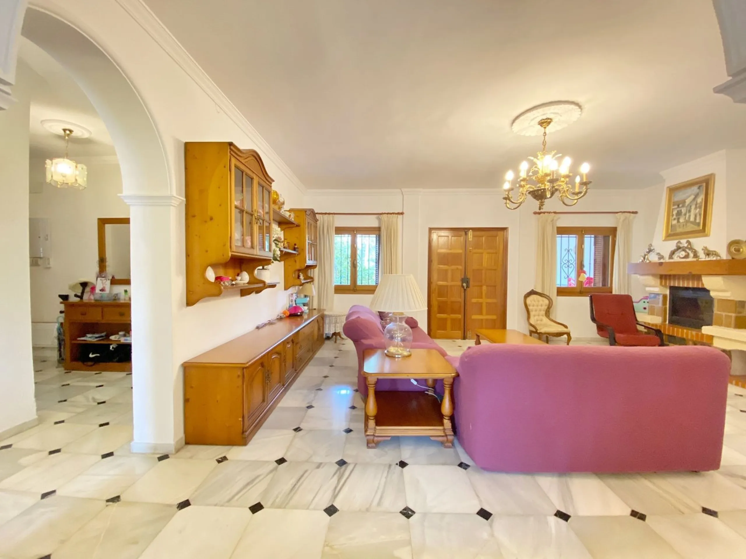 Spacious independent villa with a lot of character in exclusive residential area of Marbella.