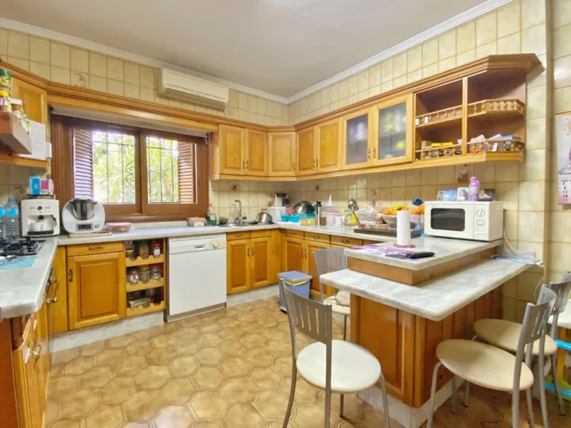 Spacious independent villa with a lot of character in exclusive residential area of Marbella.