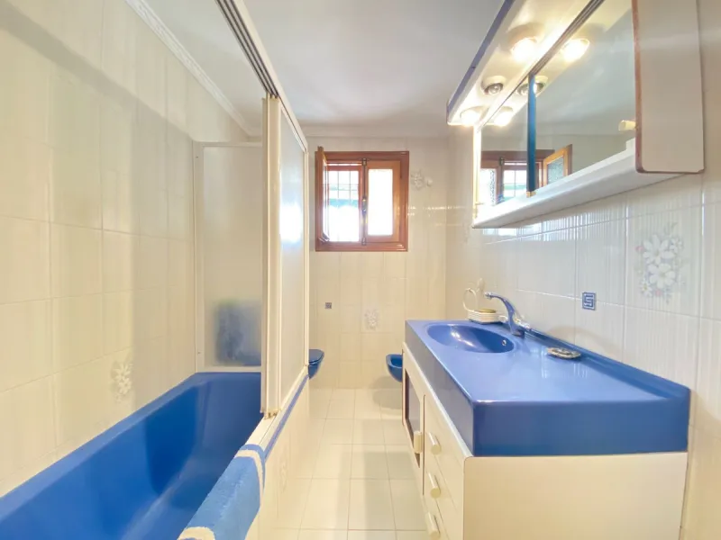 Spacious independent villa with a lot of character in exclusive residential area of Marbella.