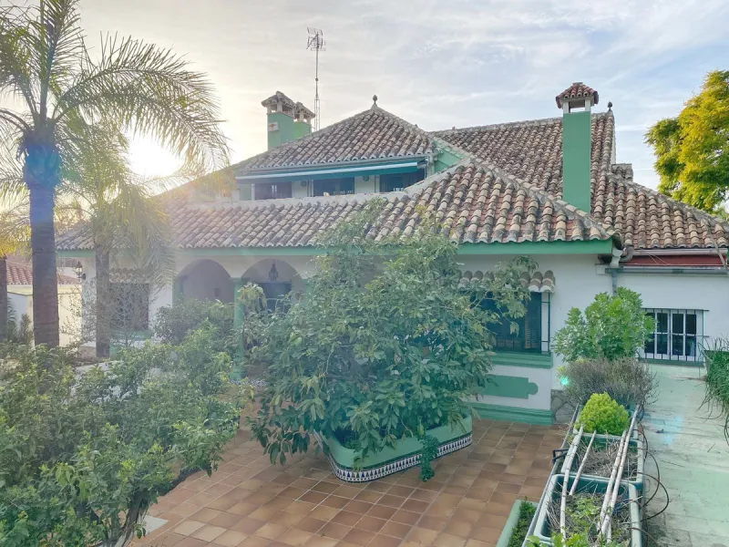 Spacious independent villa with a lot of character in exclusive residential area of Marbella.