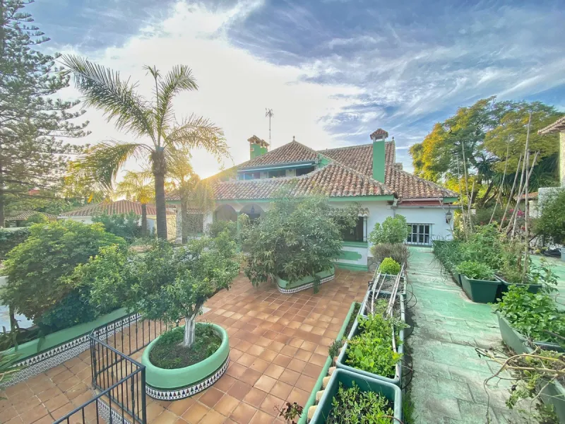 Spacious independent villa with a lot of character in exclusive residential area of Marbella.
