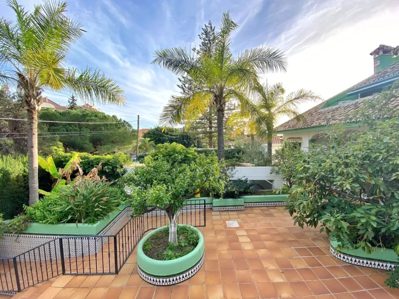 Spacious independent villa with a lot of character in exclusive residential area of Marbella.