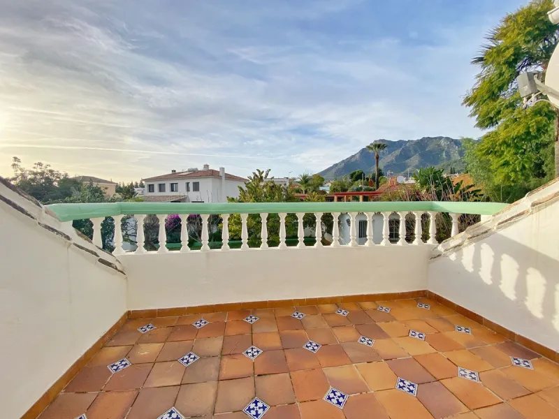 Spacious independent villa with a lot of character in exclusive residential area of Marbella.