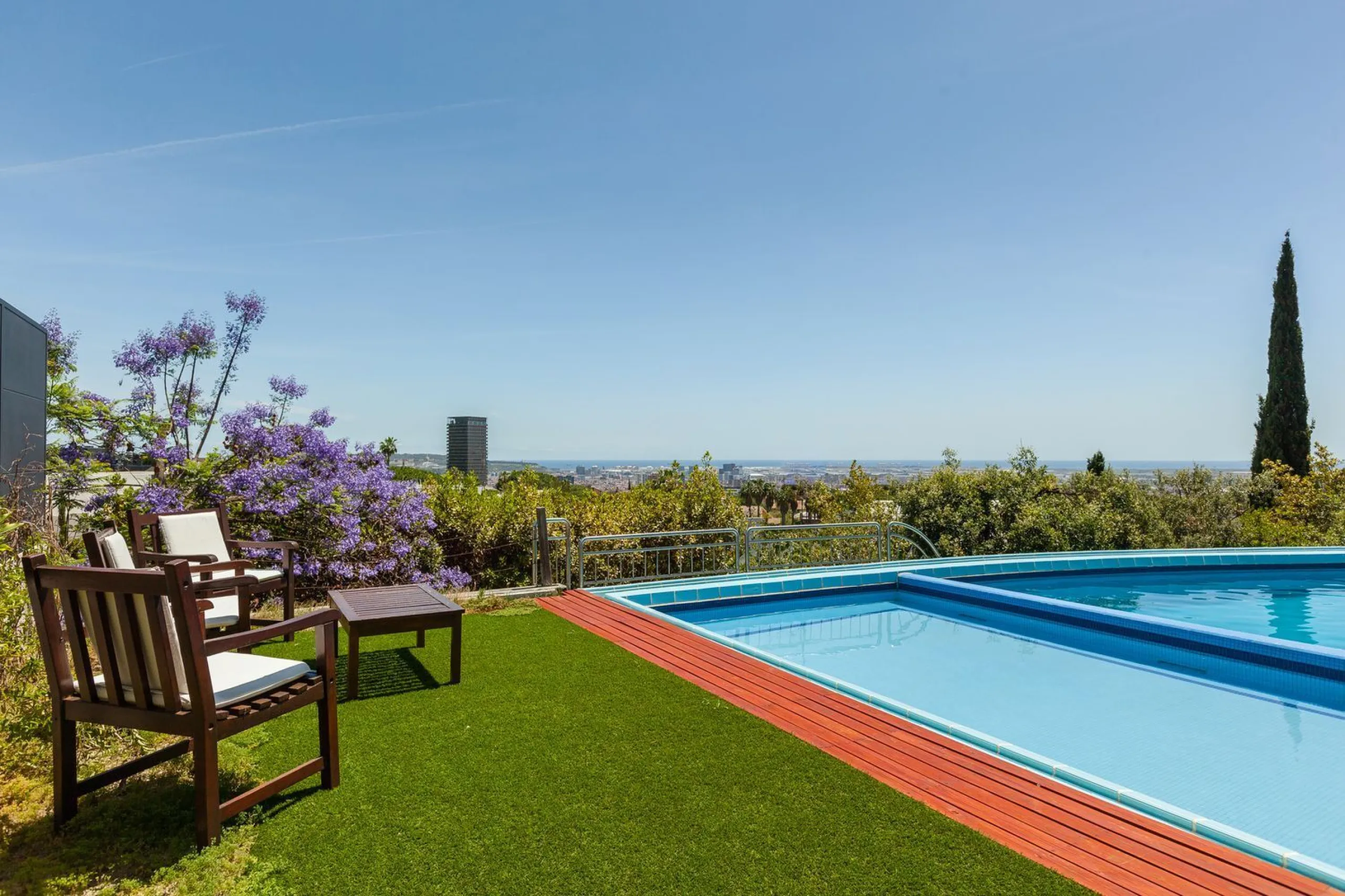 Villa de autor con piscina interior y exterior en Esplugues de Llobregat, Barcelona