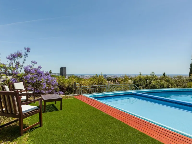 Villa de autor con piscina interior y exterior en Esplugues de Llobregat, Barcelona