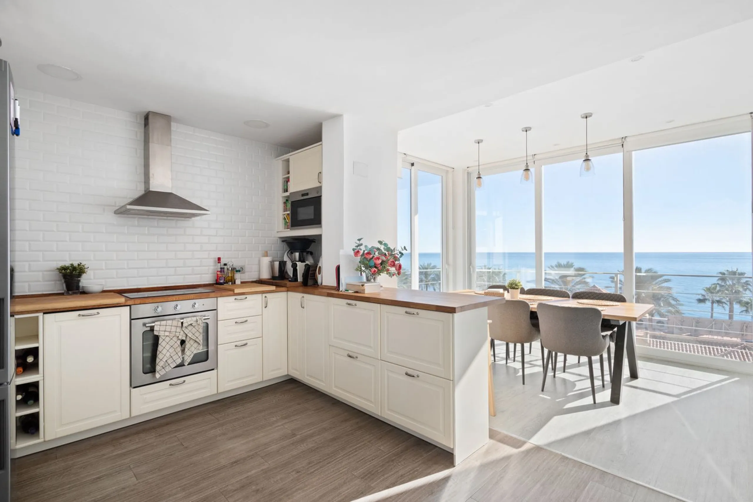 Welcome to this modern villa with fantastic sea views and a wonderful pool in a sunny south facing position. Here you can enjoy the best that the Costa del Sol has to offer - just a short walk from the beach and close to shopping.