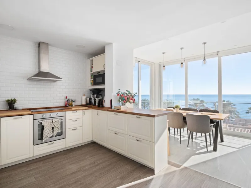 Welcome to this modern villa with fantastic sea views and a wonderful pool in a sunny south facing position. Here you can enjoy the best that the Costa del Sol has to offer - just a short walk from the beach and close to shopping.