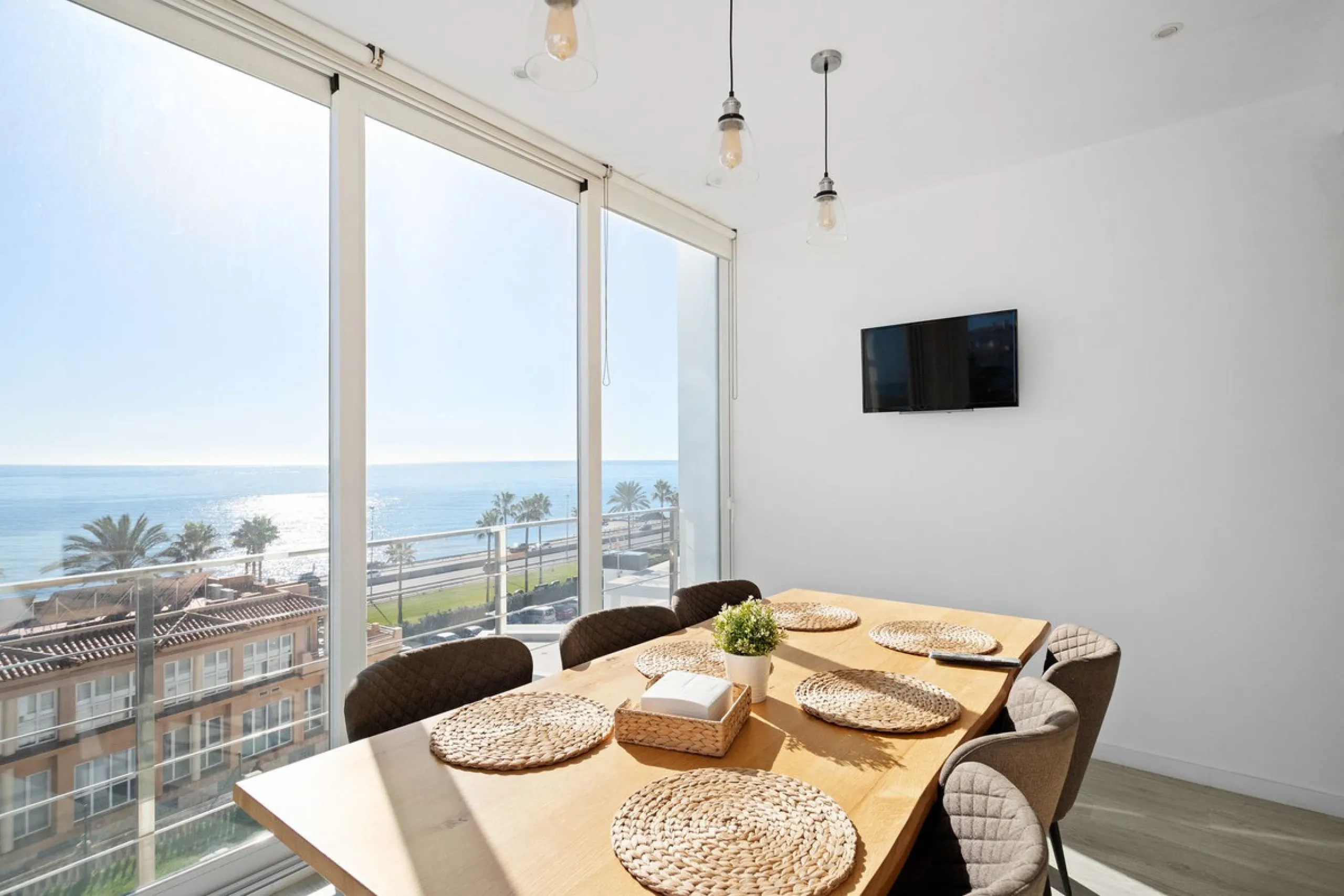 Welcome to this modern villa with fantastic sea views and a wonderful pool in a sunny south facing position. Here you can enjoy the best that the Costa del Sol has to offer - just a short walk from the beach and close to shopping.