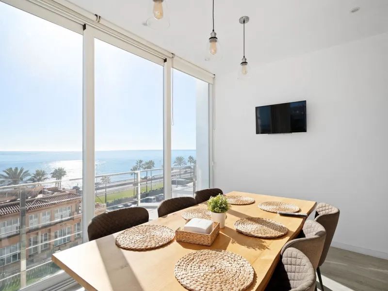 Welcome to this modern villa with fantastic sea views and a wonderful pool in a sunny south facing position. Here you can enjoy the best that the Costa del Sol has to offer - just a short walk from the beach and close to shopping.