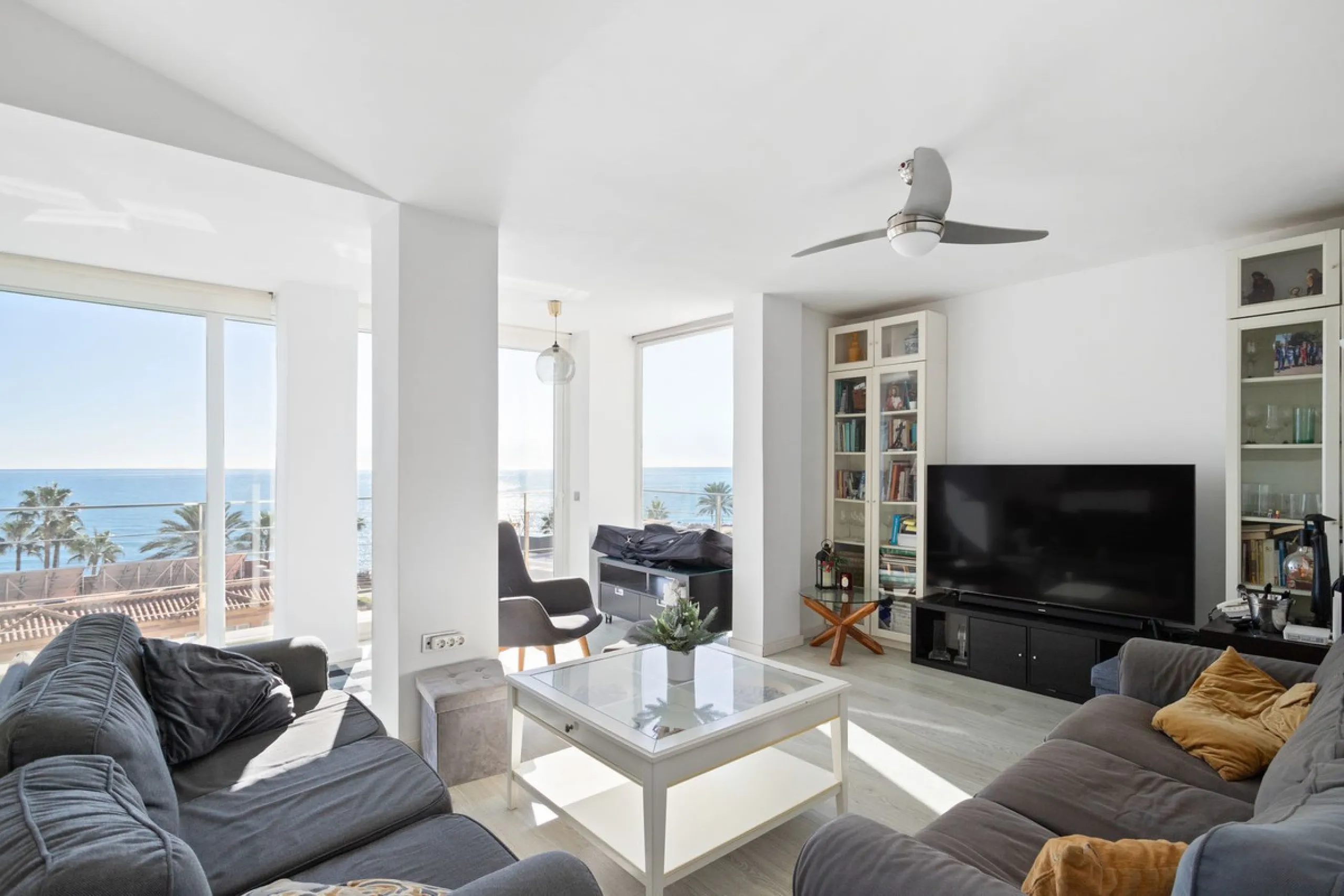 Welcome to this modern villa with fantastic sea views and a wonderful pool in a sunny south facing position. Here you can enjoy the best that the Costa del Sol has to offer - just a short walk from the beach and close to shopping.