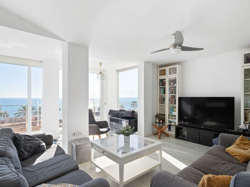 Welcome to this modern villa with fantastic sea views and a wonderful pool in a sunny south facing position. Here you can enjoy the best that the Costa del Sol has to offer - just a short walk from the beach and close to shopping.