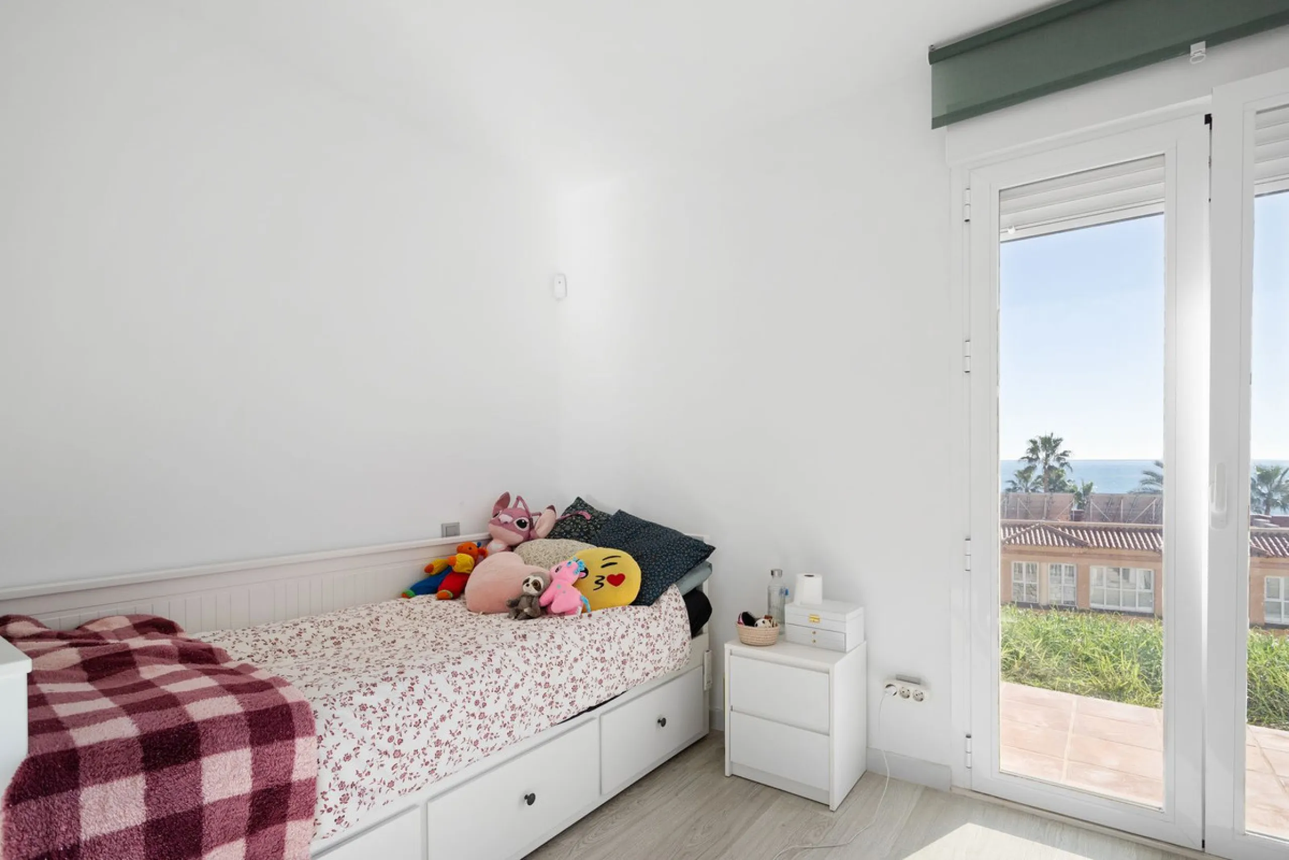 Welcome to this modern villa with fantastic sea views and a wonderful pool in a sunny south facing position. Here you can enjoy the best that the Costa del Sol has to offer - just a short walk from the beach and close to shopping.